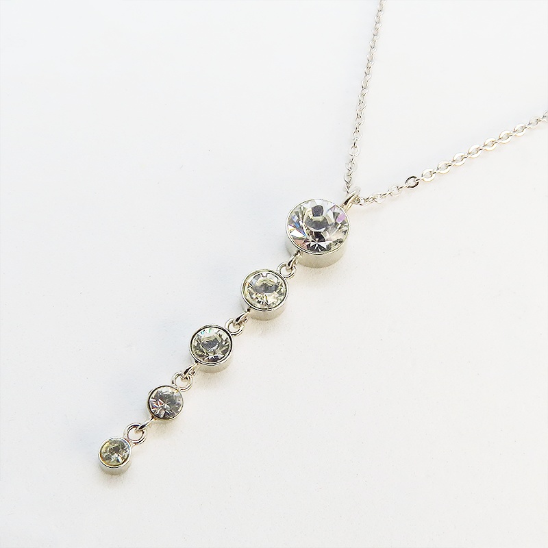 大きさの異なる5連のキュービックジルコニア 揺れる ネックレス