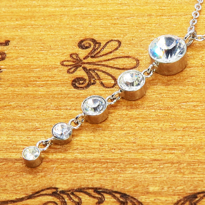 大きさの異なる5連のキュービックジルコニア 揺れる ネックレス