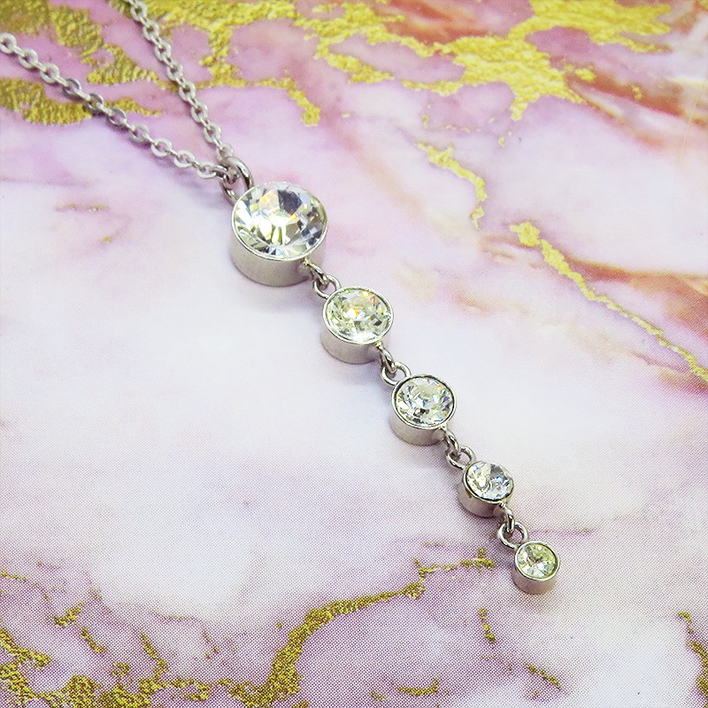 大きさの異なる5連のキュービックジルコニア 揺れる ネックレス