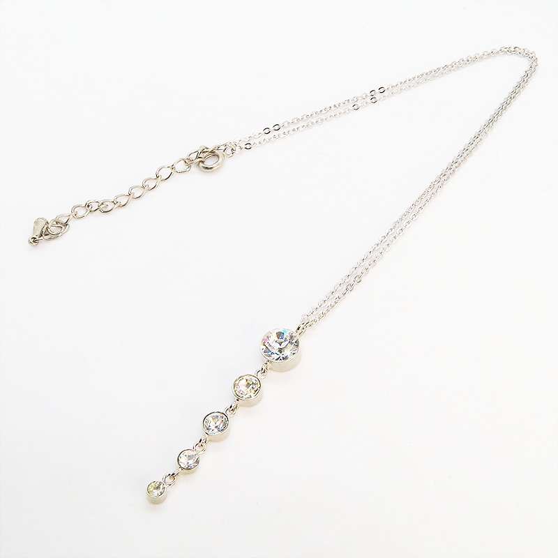 大きさの異なる5連のキュービックジルコニア 揺れる ネックレス