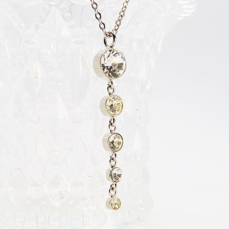 大きさの異なる5連のキュービックジルコニア 揺れる ネックレス