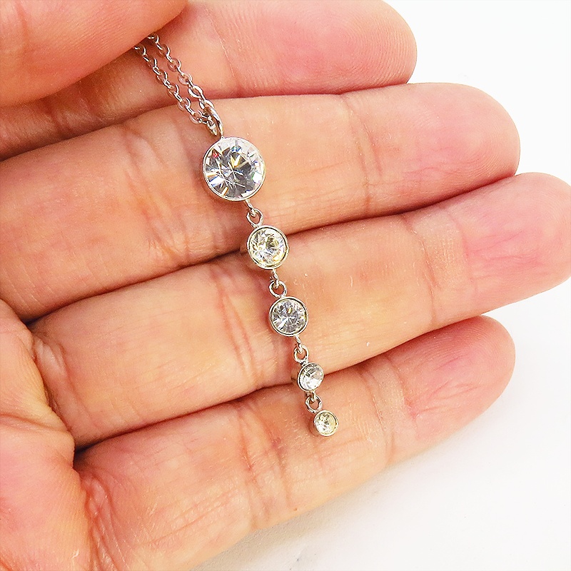 大きさの異なる5連のキュービックジルコニア 揺れる ネックレス