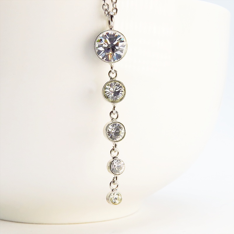 大きさの異なる5連のキュービックジルコニア 揺れる ネックレス