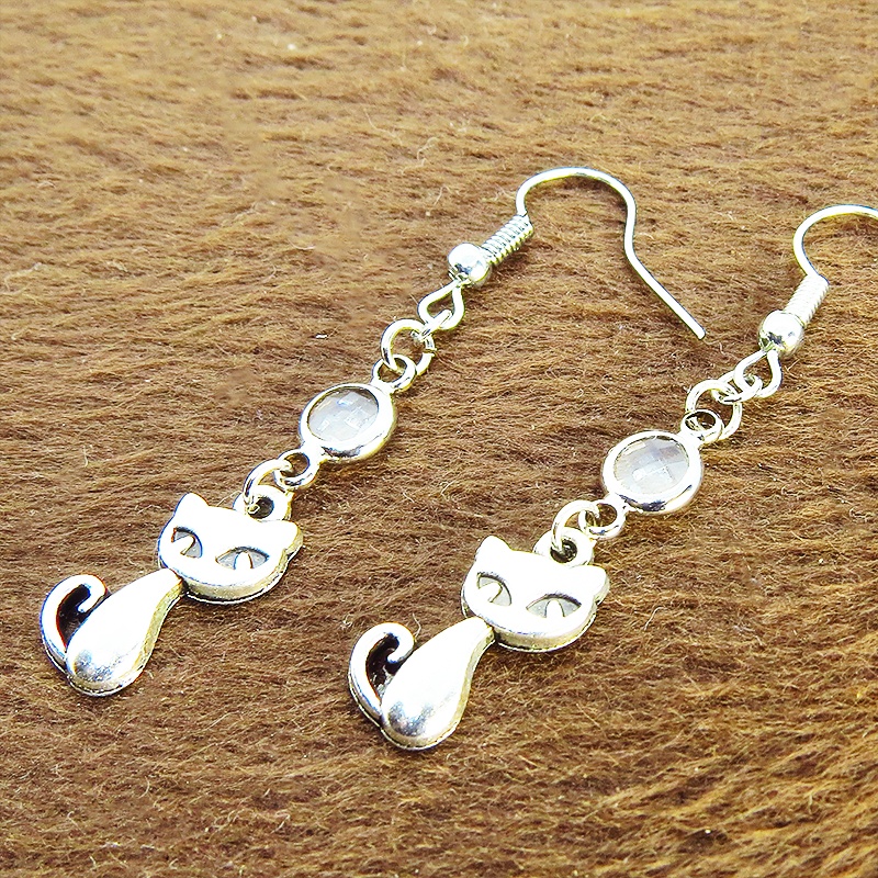 アンティークシルバー 猫モチーフとクリアガラスを組み合わせたシンプルで大人可愛いピアス サージカル可