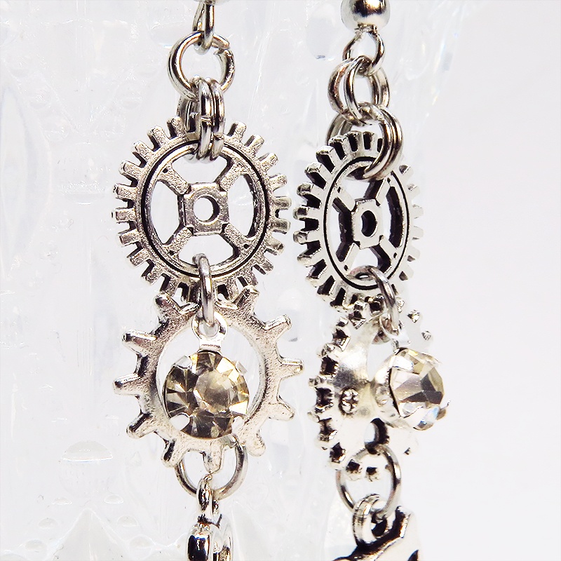 アンティークシルバー 猫と歯車・カギを組み合わせたスチームパンク風アシンメトリーピアス サージカル可