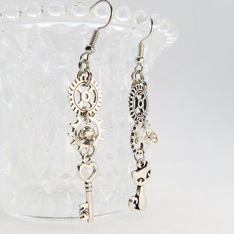アンティークシルバー 猫と歯車・カギを組み合わせたスチームパンク風アシンメトリーピアス サージカル可