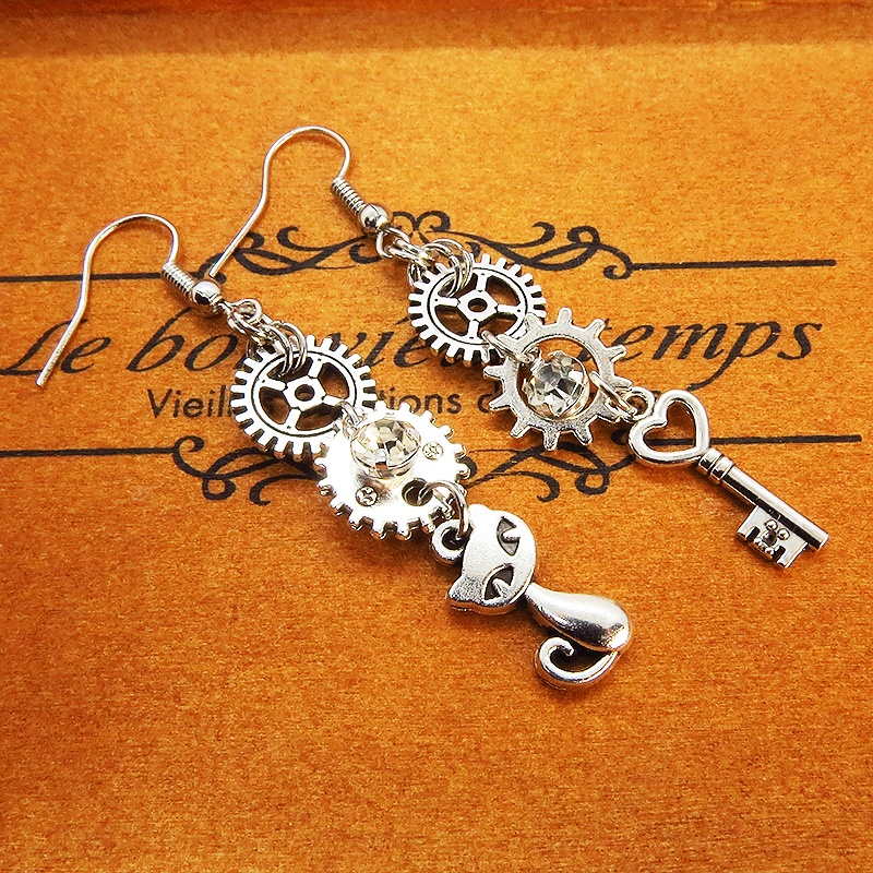 アンティークシルバー 猫と歯車・カギを組み合わせたスチームパンク風アシンメトリーピアス サージカル可