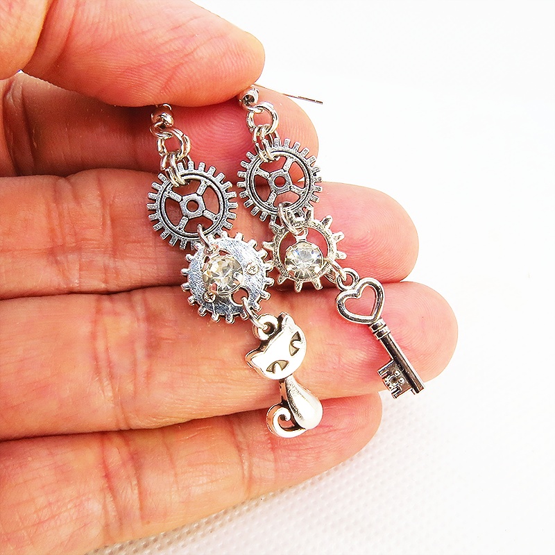 アンティークシルバー 猫と歯車・カギを組み合わせたスチームパンク風アシンメトリーピアス サージカル可