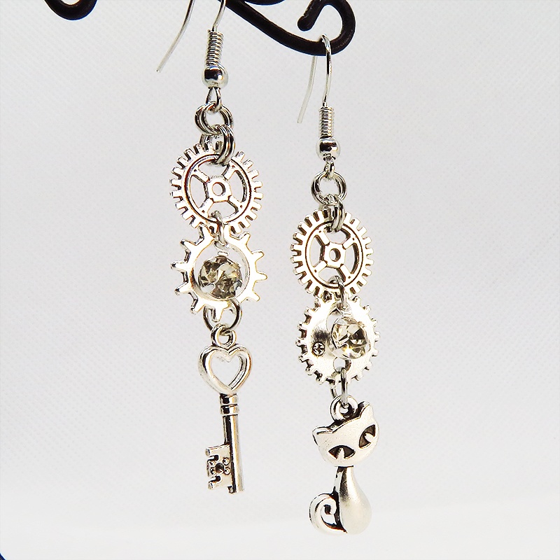 アンティークシルバー 猫と歯車・カギを組み合わせたスチームパンク風アシンメトリーピアス サージカル可