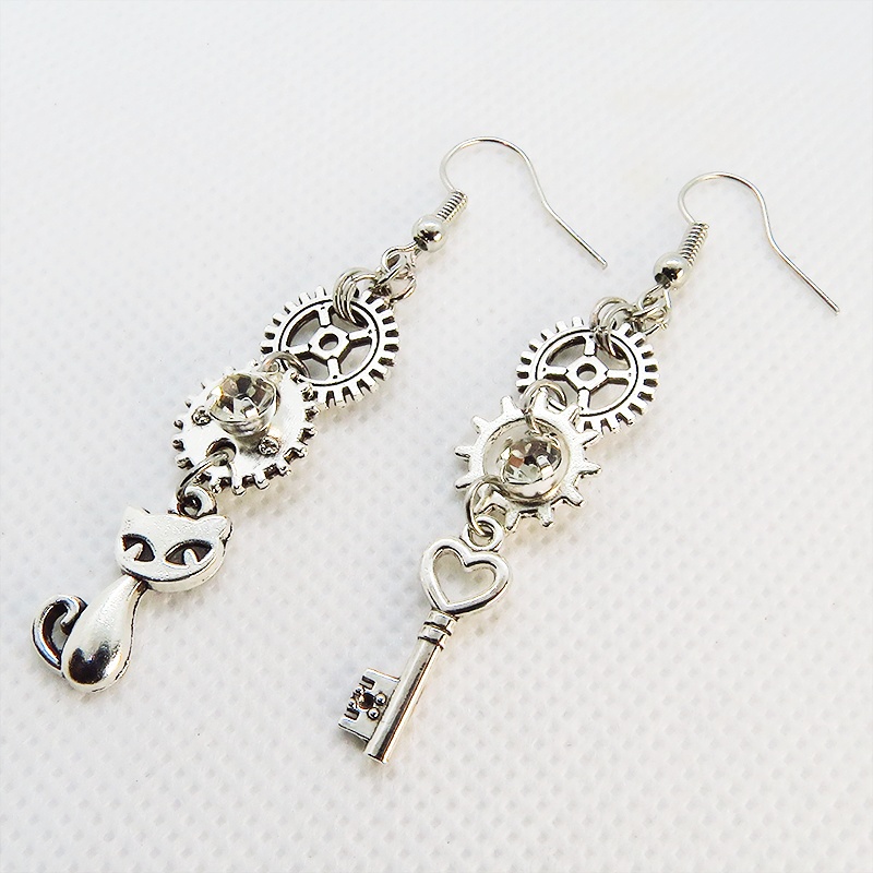 アンティークシルバー 猫と歯車・カギを組み合わせたスチームパンク風アシンメトリーピアス サージカル可