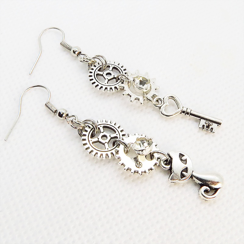 アンティークシルバー 猫と歯車・カギを組み合わせたスチームパンク風アシンメトリーピアス サージカル可