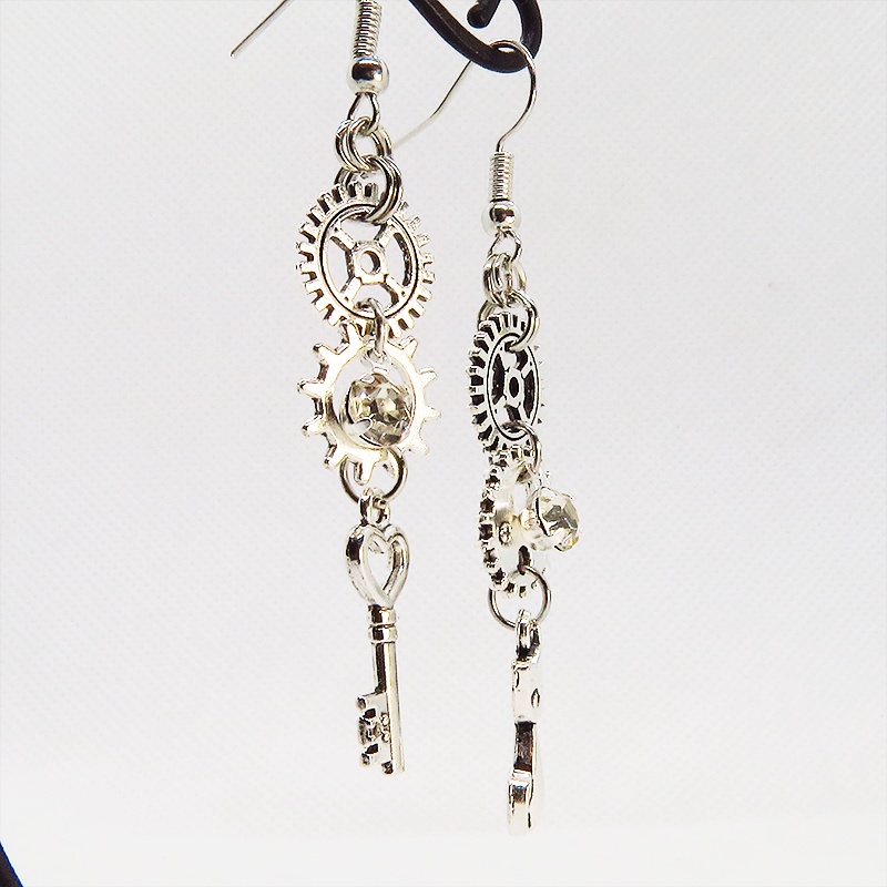 アンティークシルバー 猫と歯車・カギを組み合わせたスチームパンク風アシンメトリーピアス サージカル可