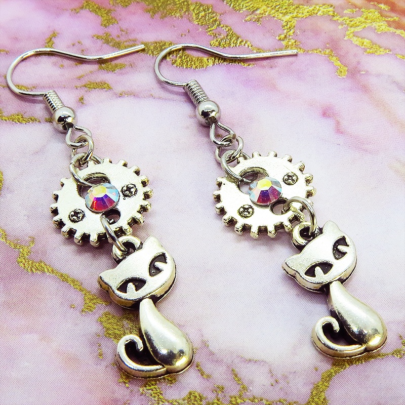 スチームパンク風 猫と歯車・ギアのアンティークシルバーのピアス スワロフスキー クリスタルオーロラ