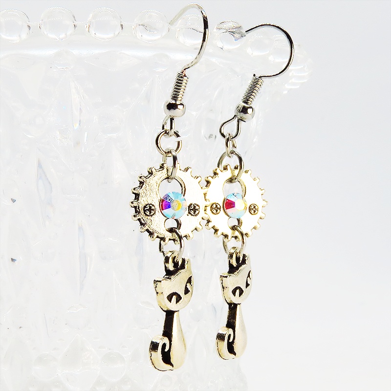 スチームパンク風 猫と歯車・ギアのアンティークシルバーのピアス スワロフスキー クリスタルオーロラ