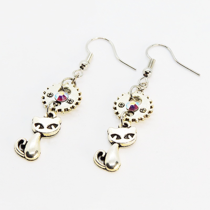 スチームパンク風 猫と歯車・ギアのアンティークシルバーのピアス スワロフスキー クリスタルオーロラ