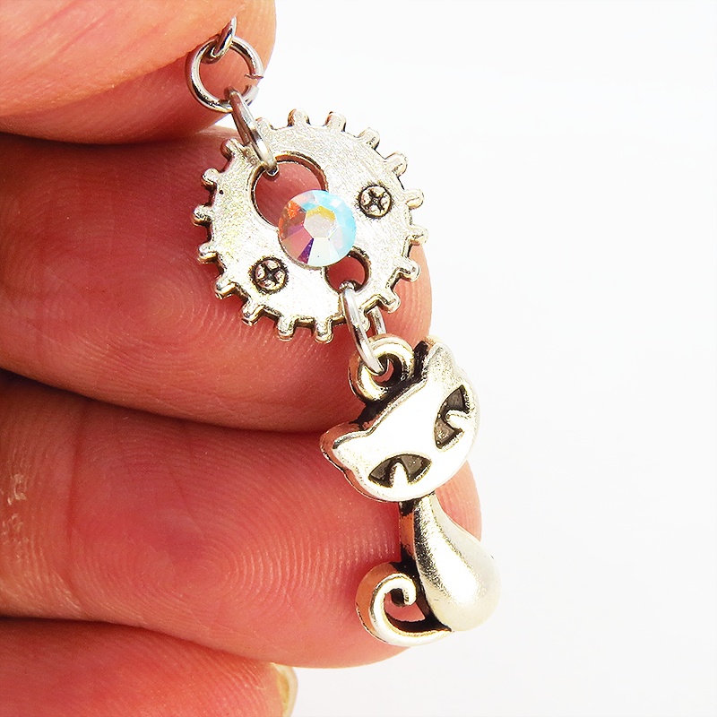 スチームパンク風 猫と歯車・ギアのアンティークシルバーのピアス スワロフスキー クリスタルオーロラ