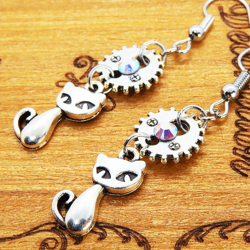 スチームパンク風 猫と歯車・ギアのアンティークシルバーのピアス スワロフスキー クリスタルオーロラ