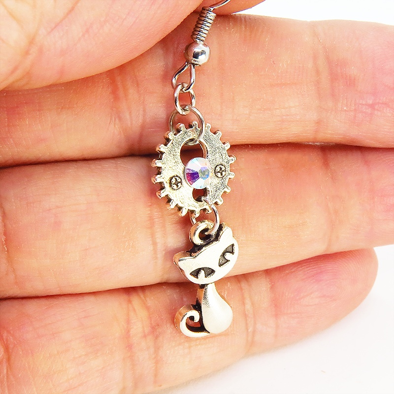 スチームパンク風 猫と歯車・ギアのアンティークシルバーのピアス スワロフスキー クリスタルオーロラ