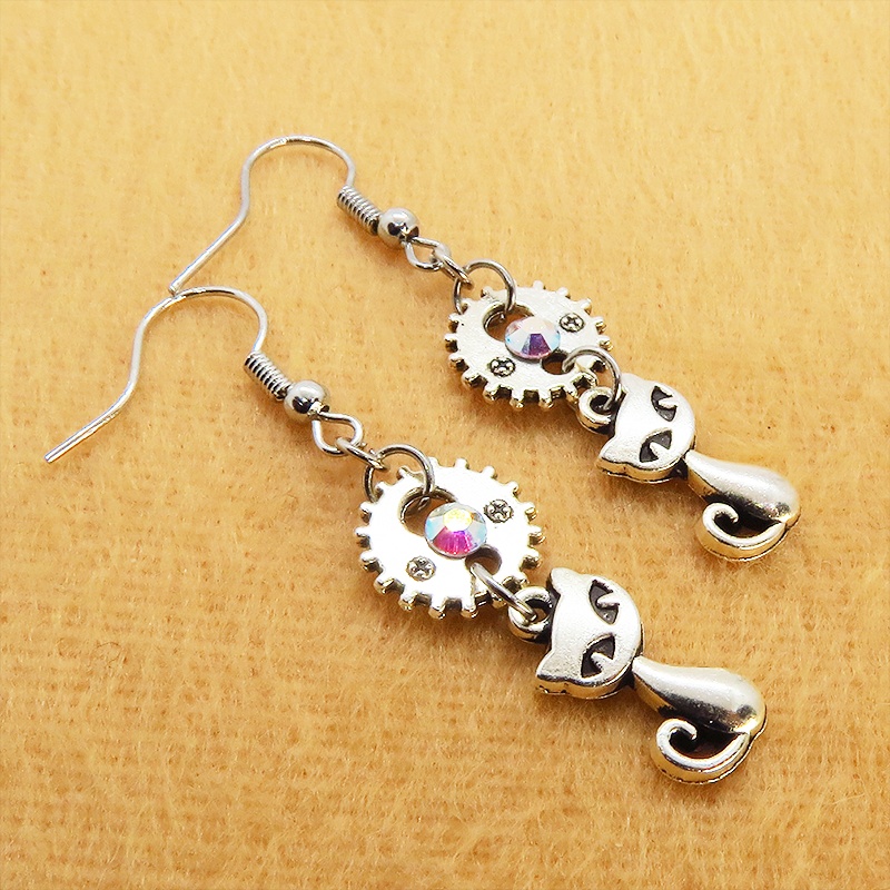 スチームパンク風 猫と歯車・ギアのアンティークシルバーのピアス スワロフスキー クリスタルオーロラ