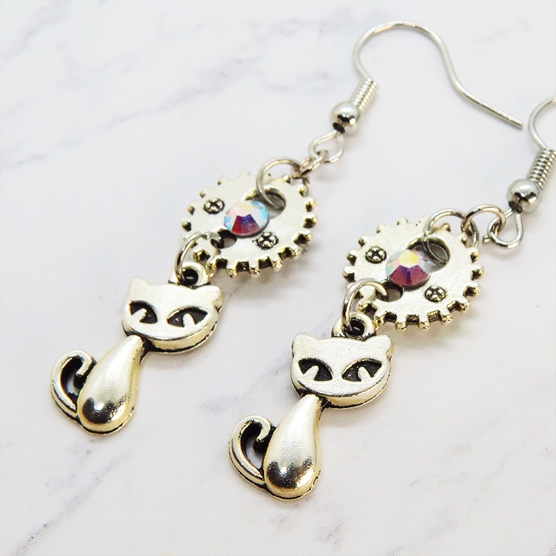 スチームパンク風 猫と歯車・ギアのアンティークシルバーのピアス スワロフスキー クリスタルオーロラ