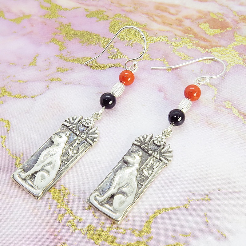 プレート タグ フックピアス 猫の女神バステト 古代エジプト シルバー925 珊瑚(サンゴ) オニキス