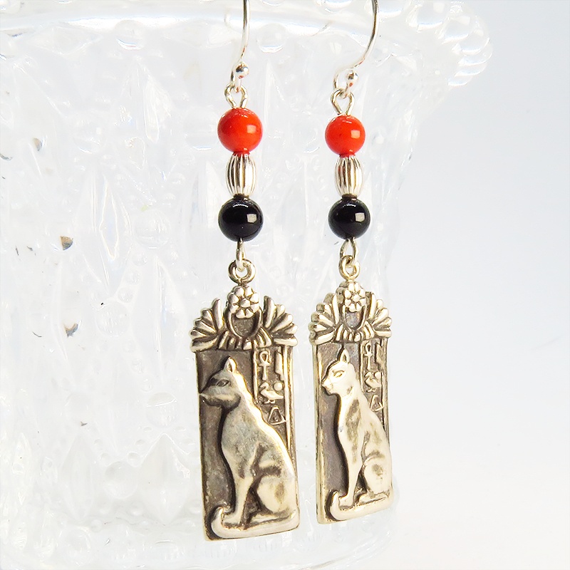 プレート タグ フックピアス 猫の女神バステト 古代エジプト シルバー925 珊瑚(サンゴ) オニキス