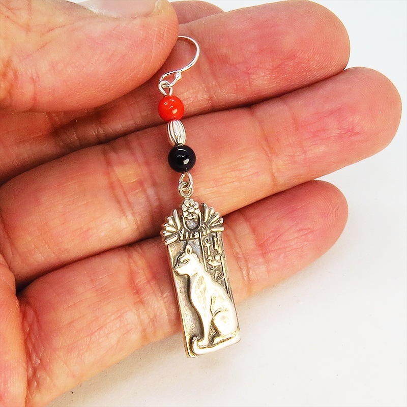 プレート タグ フックピアス 猫の女神バステト 古代エジプト シルバー925 珊瑚(サンゴ) オニキス