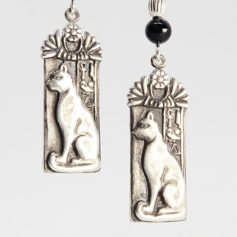 プレート タグ フックピアス 猫の女神バステト 古代エジプト シルバー925 珊瑚(サンゴ) オニキス