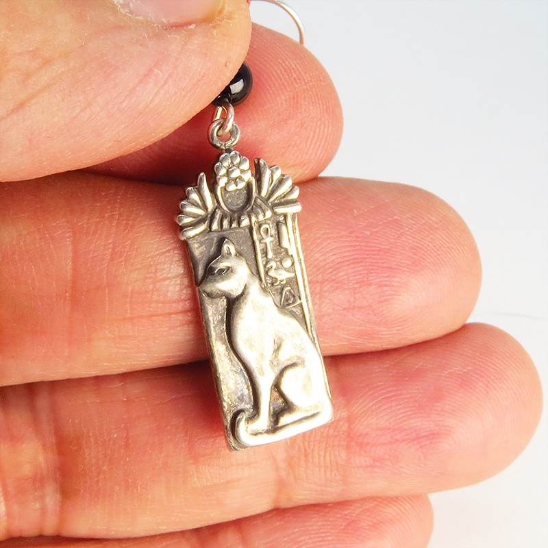 プレート タグ フックピアス 猫の女神バステト 古代エジプト シルバー925 珊瑚(サンゴ) オニキス