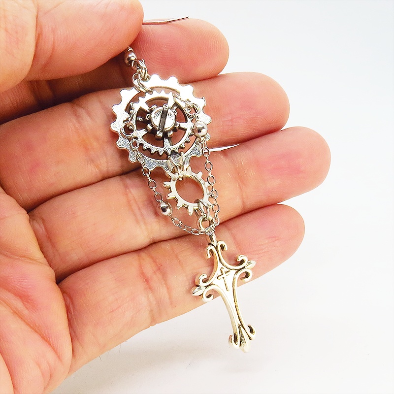 アンティークシルバー ロザリオ(十字架)と歯車・ギアを組合わせたゴシック調ピアス スチームパンク サージカル可