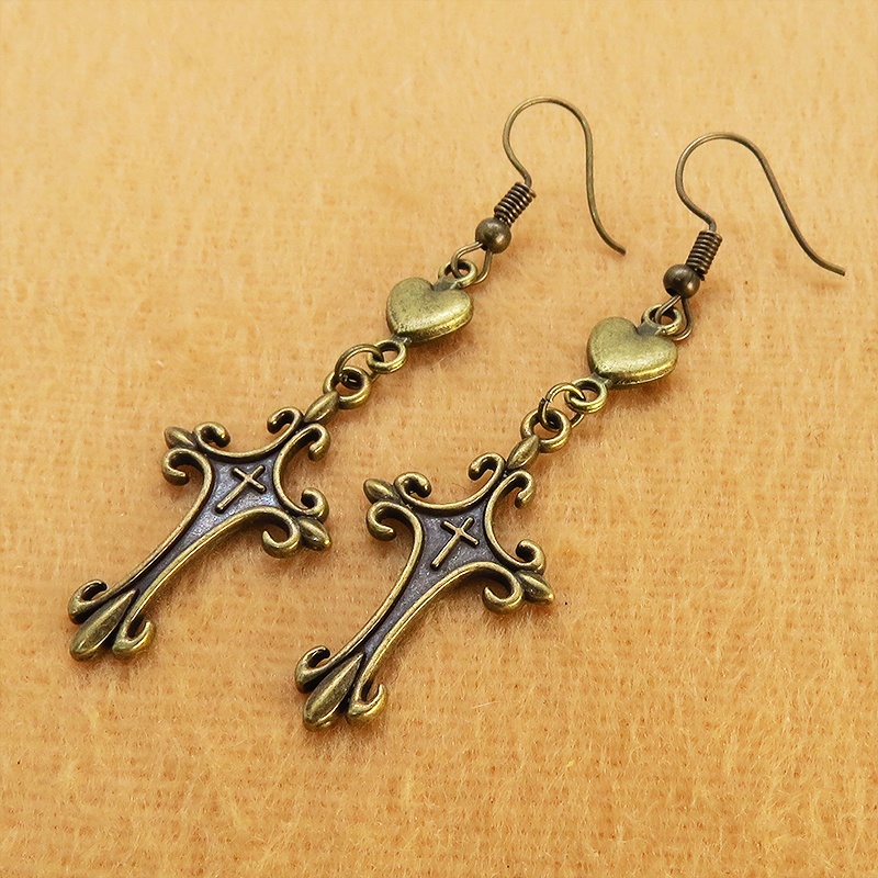 アンティークゴールド ゴシック調ロザリオとハートを組み合わせたピアス パンク ロック