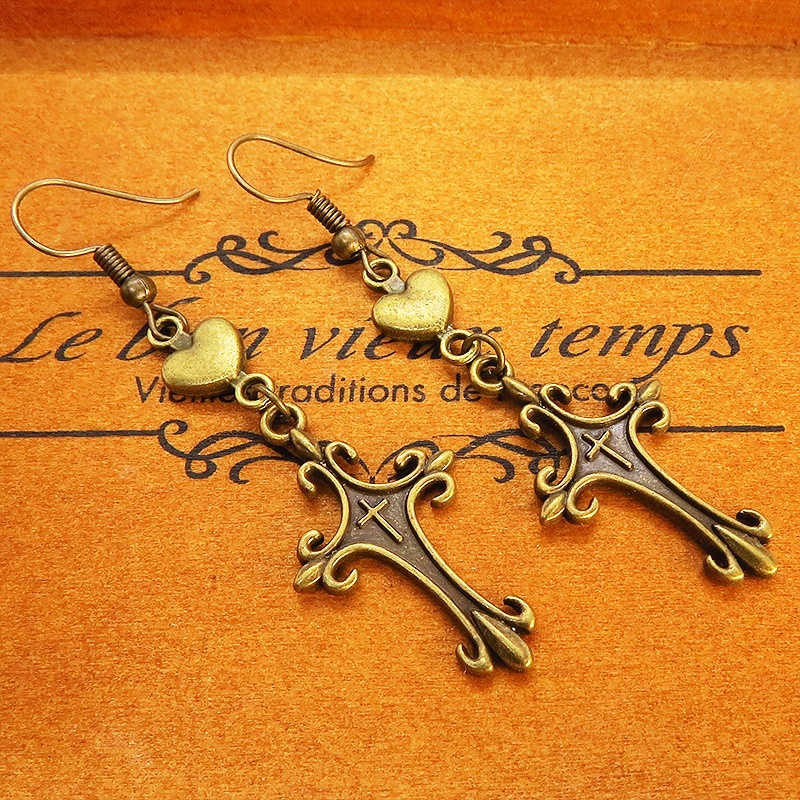 アンティークゴールド ゴシック調ロザリオとハートを組み合わせたピアス パンク ロック