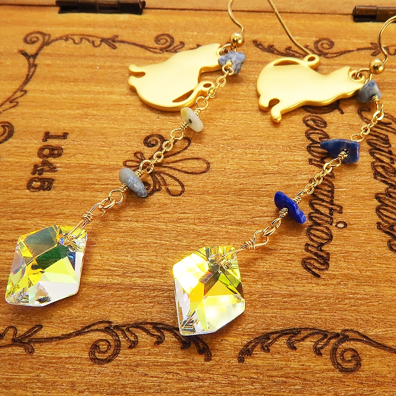 猫シルエットモチーフピアス スワロフスキー(クリスタルオーロラ) ラピスラズリ 14KGF ゴールドフィルド