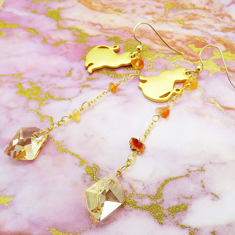 猫シルエットモチーフピアス スワロフスキー(ゴールドシャドー) カーネリアン 14KGF ゴールドフィルド