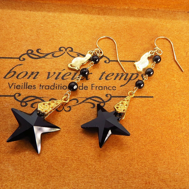 14KGF 猫モチーフのフックピアス 大粒星型ジェットと3連オニキス 猫アクセサリー ブラックオニキス 黒琥珀 漆黒の宝