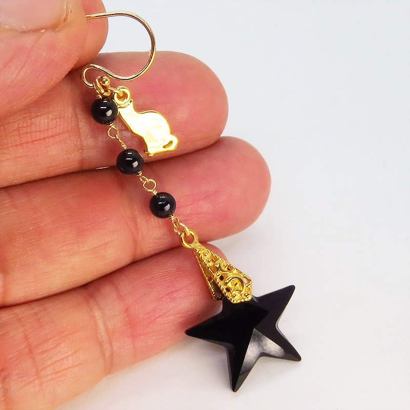 14KGF 猫モチーフのフックピアス 大粒星型ジェットと3連オニキス 猫アクセサリー ブラックオニキス 黒琥珀 漆黒の宝
