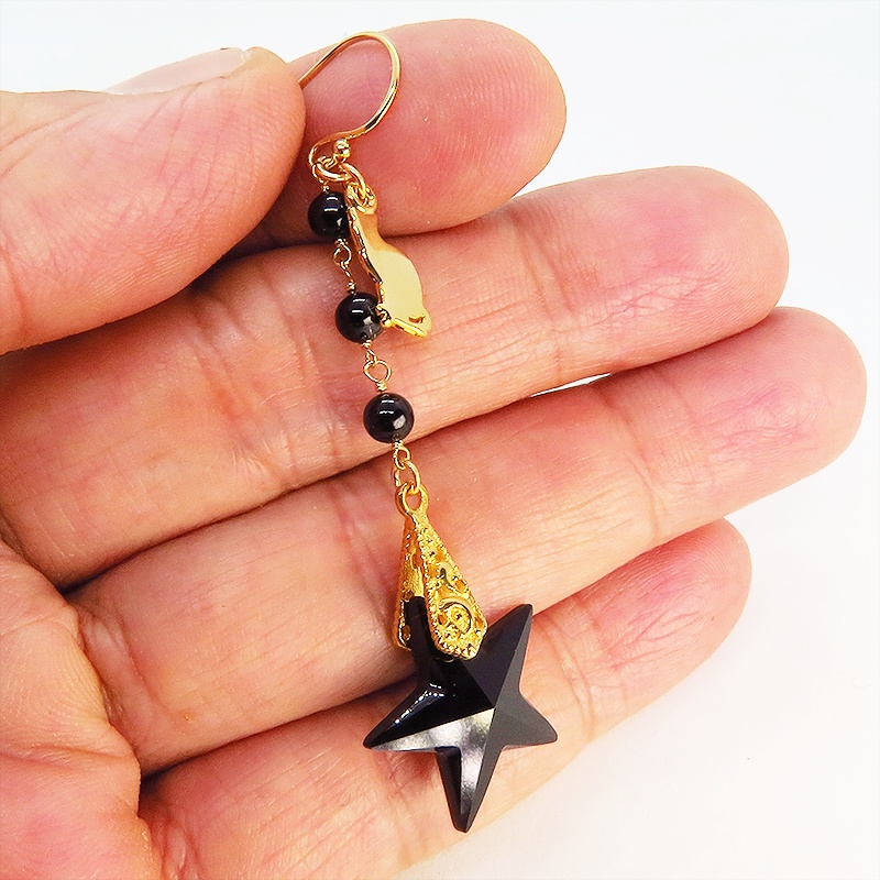 14KGF 猫モチーフのフックピアス 大粒星型ジェットと3連オニキス 猫アクセサリー ブラックオニキス 黒琥珀 漆黒の宝