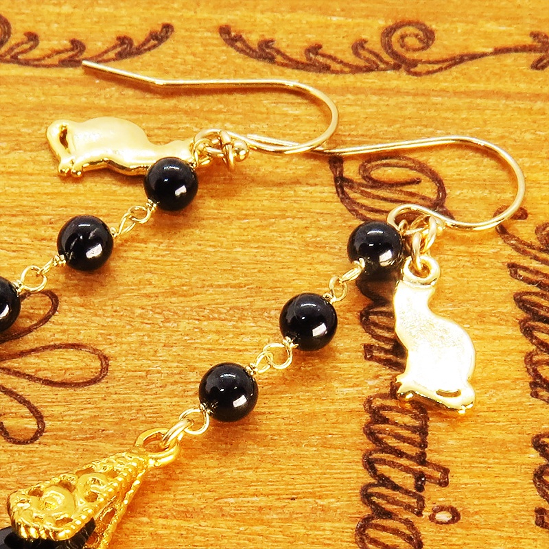 14KGF 猫モチーフのフックピアス 大粒星型ジェットと3連オニキス 猫アクセサリー ブラックオニキス 黒琥珀 漆黒の宝