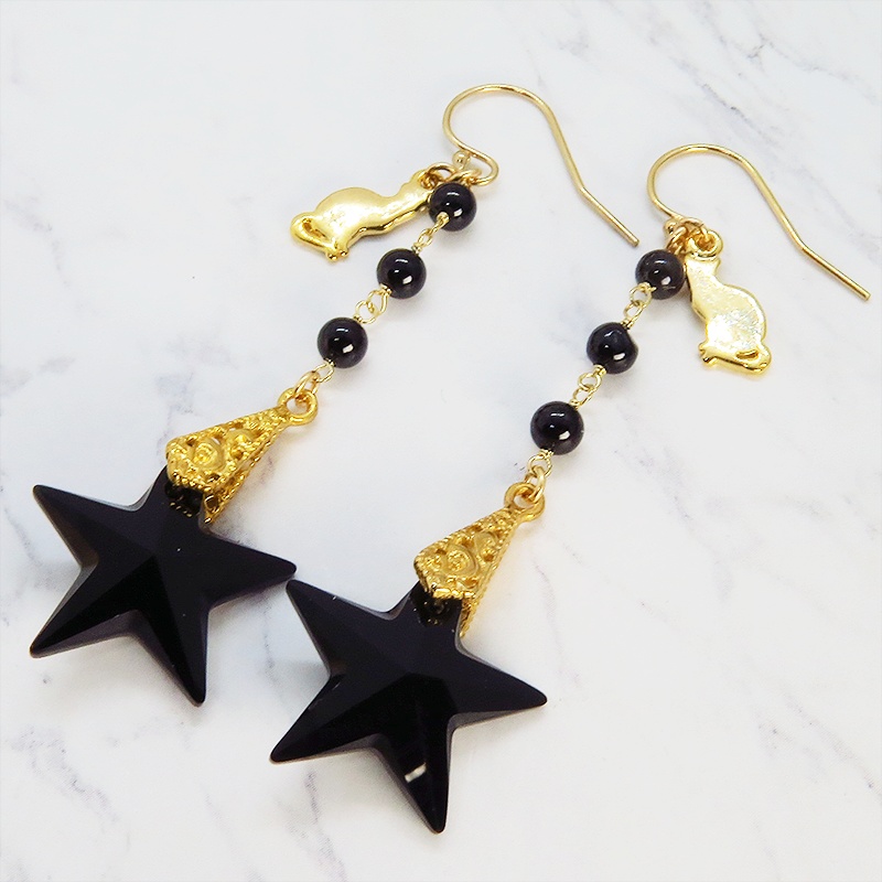 14KGF 猫モチーフのフックピアス 大粒星型ジェットと3連オニキス 猫アクセサリー ブラックオニキス 黒琥珀 漆黒の宝
