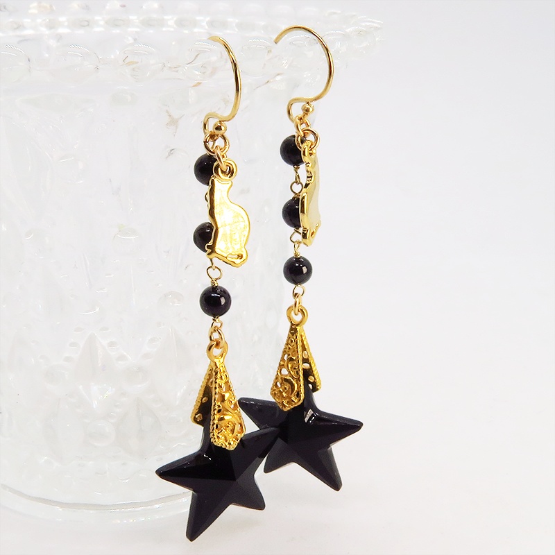 14KGF 猫モチーフのフックピアス 大粒星型ジェットと3連オニキス 猫アクセサリー ブラックオニキス 黒琥珀 漆黒の宝