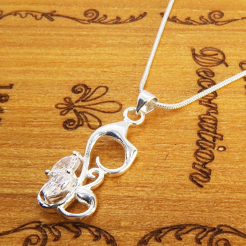 なめらかない曲線を描く猫モチーフのペンダントネックレス 天然石ジルコン(クリア)