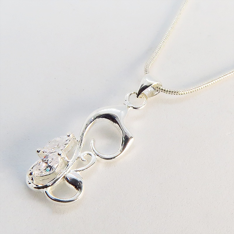 なめらかない曲線を描く猫モチーフのペンダントネックレス 天然石ジルコン(クリア)