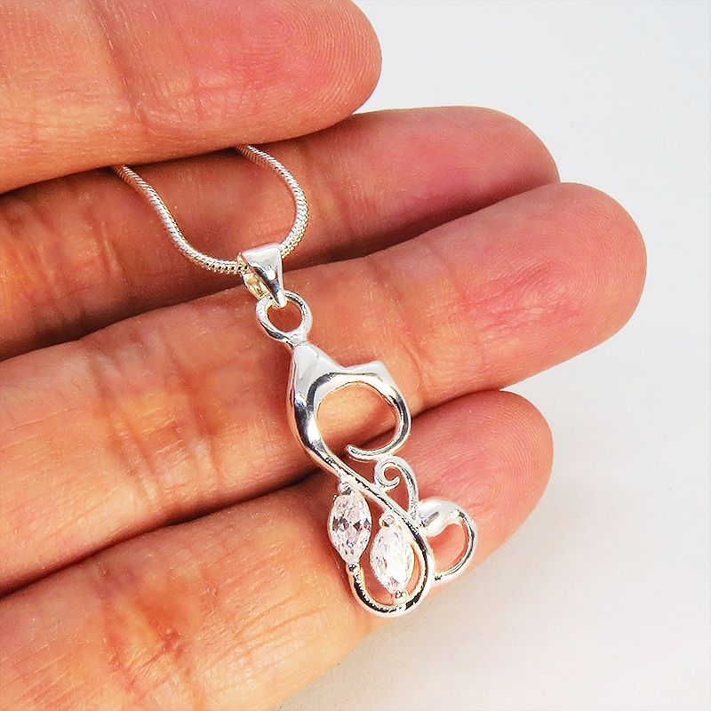 なめらかない曲線を描く猫モチーフのペンダントネックレス 天然石ジルコン(クリア)