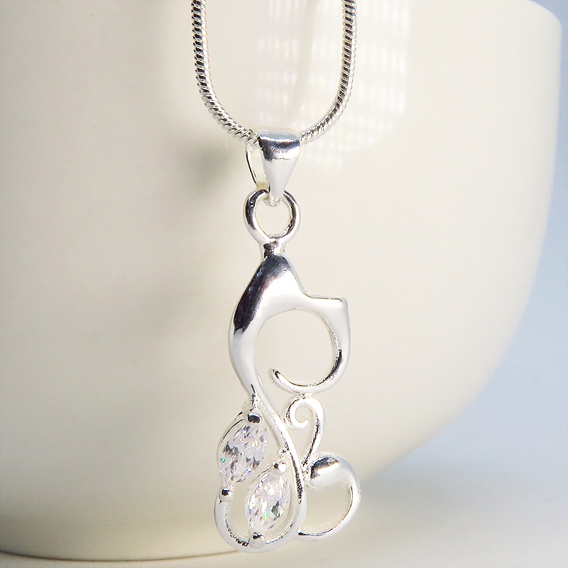 なめらかない曲線を描く猫モチーフのペンダントネックレス 天然石ジルコン(クリア)