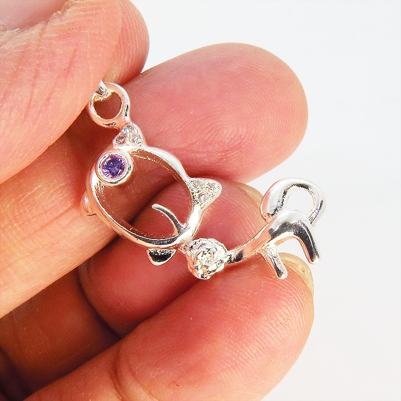 ウィンクする猫モチーフペンダントネックレス シルバー925 天然石ジルコン(ヴァイオレット)