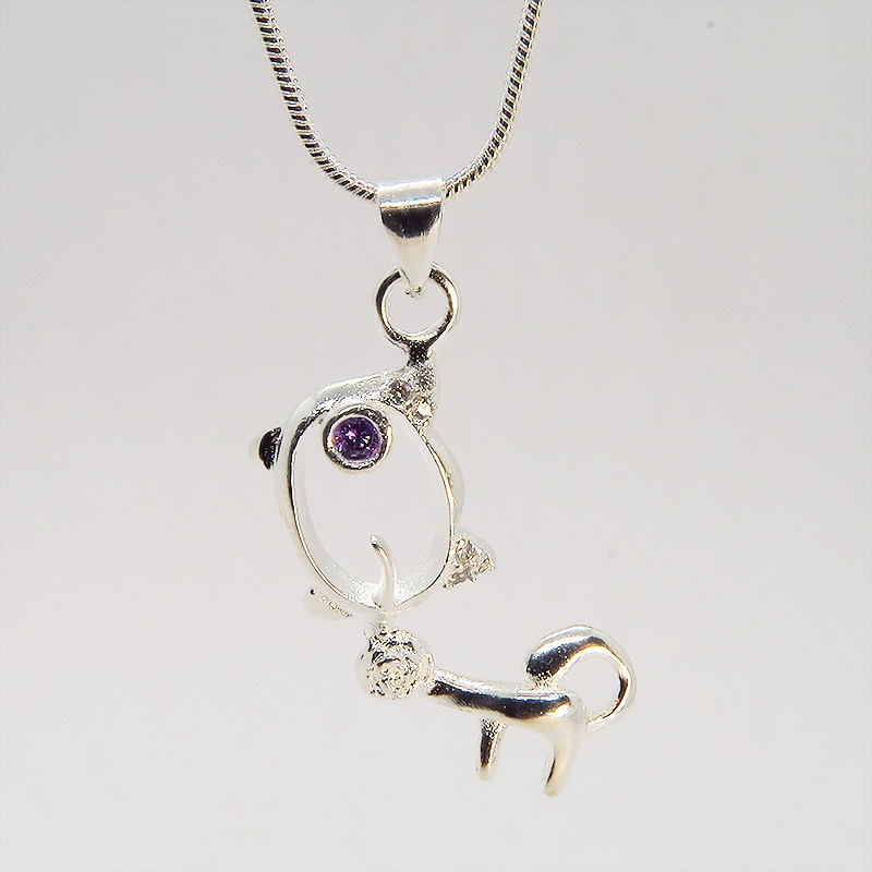 ウィンクする猫モチーフペンダントネックレス シルバー925 天然石ジルコン(ヴァイオレット)
