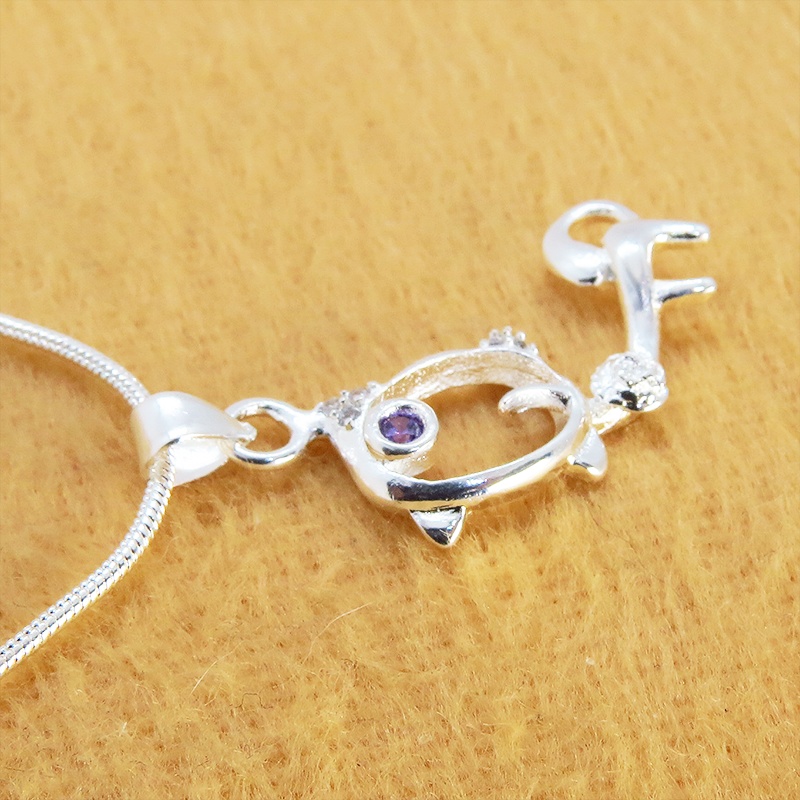 ウィンクする猫モチーフペンダントネックレス シルバー925 天然石ジルコン(ヴァイオレット)