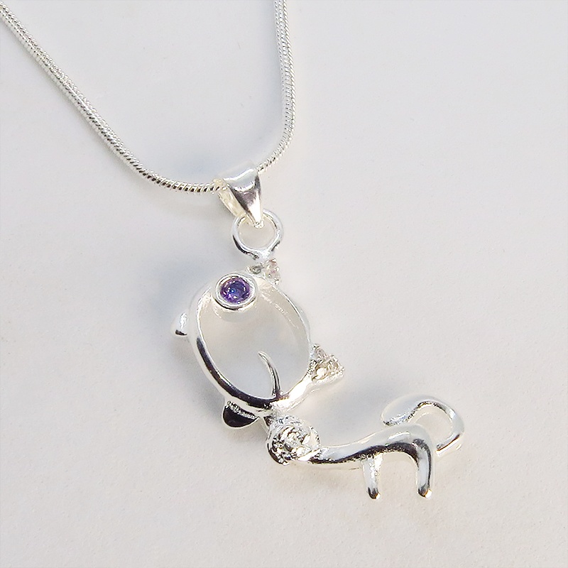 ウィンクする猫モチーフペンダントネックレス シルバー925 天然石ジルコン(ヴァイオレット)