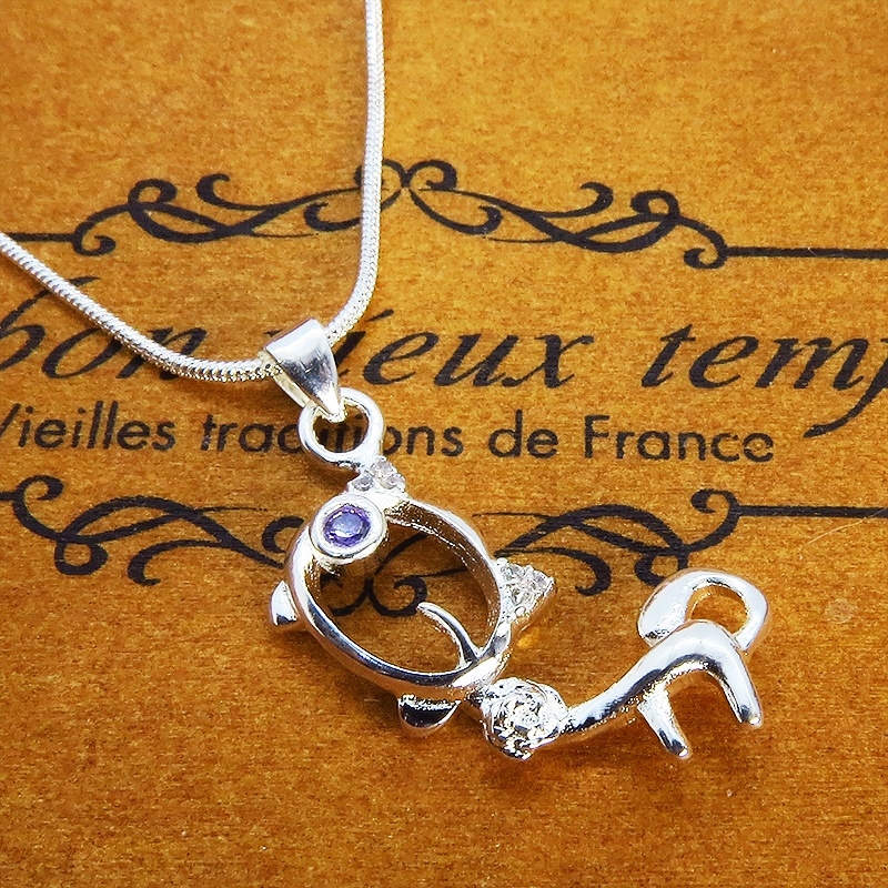 ウィンクする猫モチーフペンダントネックレス シルバー925 天然石ジルコン(ヴァイオレット)