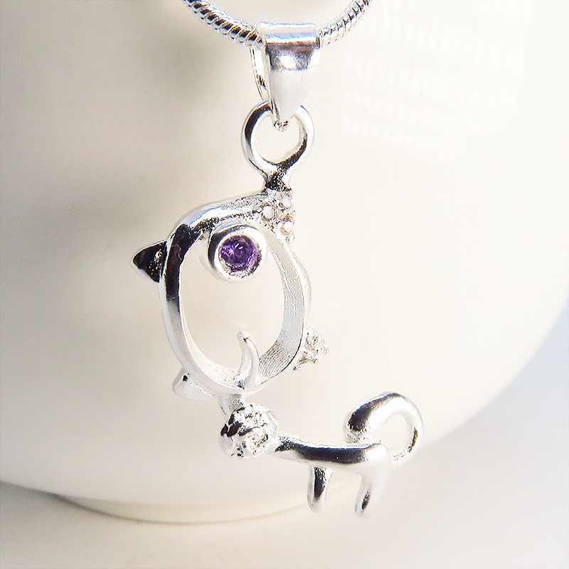 ウィンクする猫モチーフペンダントネックレス シルバー925 天然石ジルコン(ヴァイオレット)
